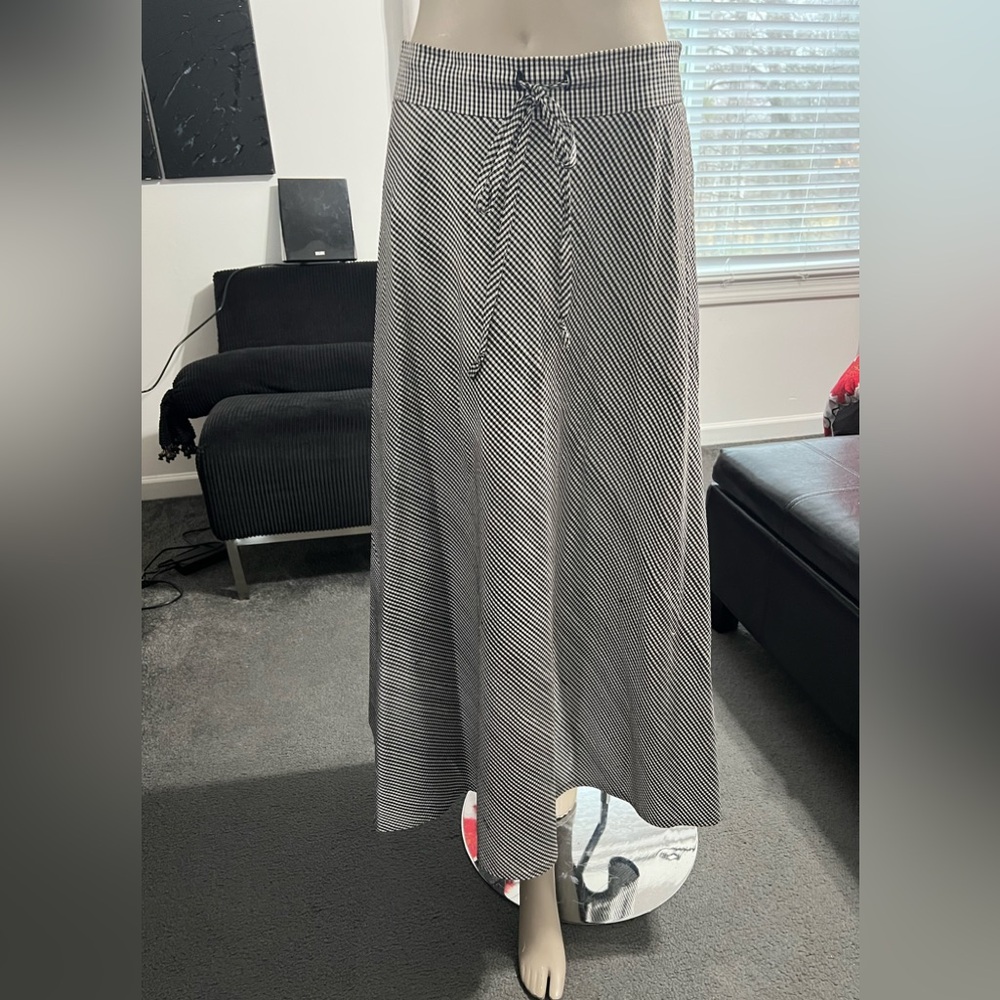 Trio New York back and white skirt